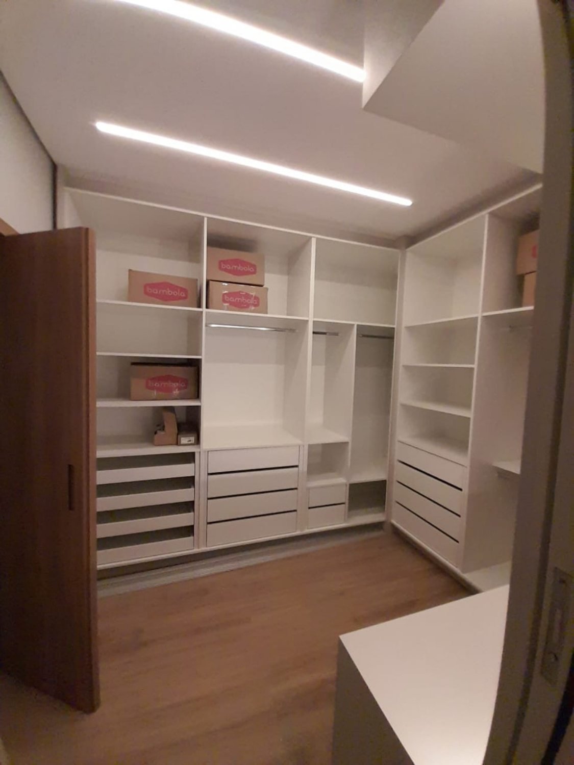 Closet planejado com muitos nichos e gaveteiros