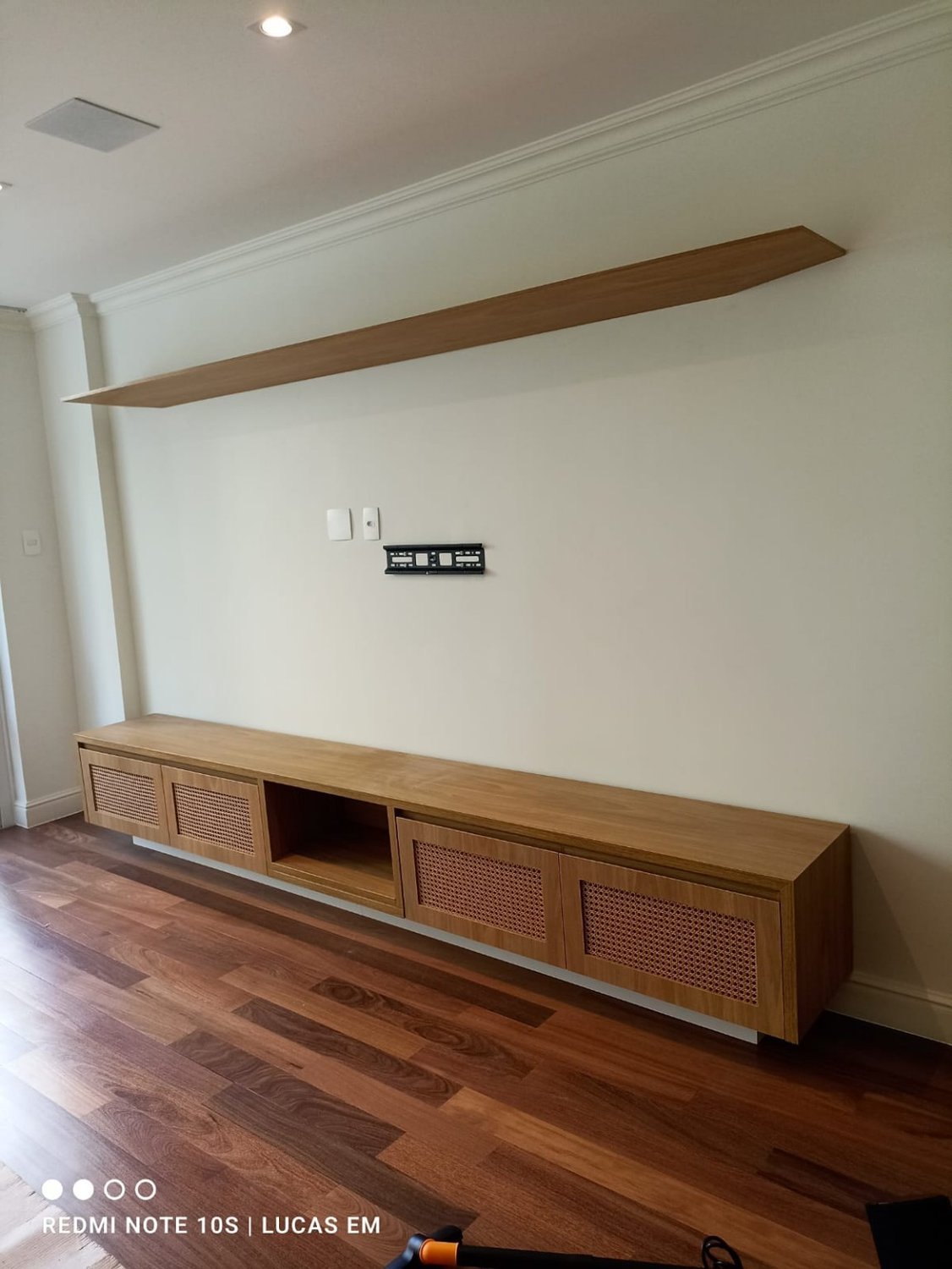 Rack suspenso amadeirado com portas em palhinha