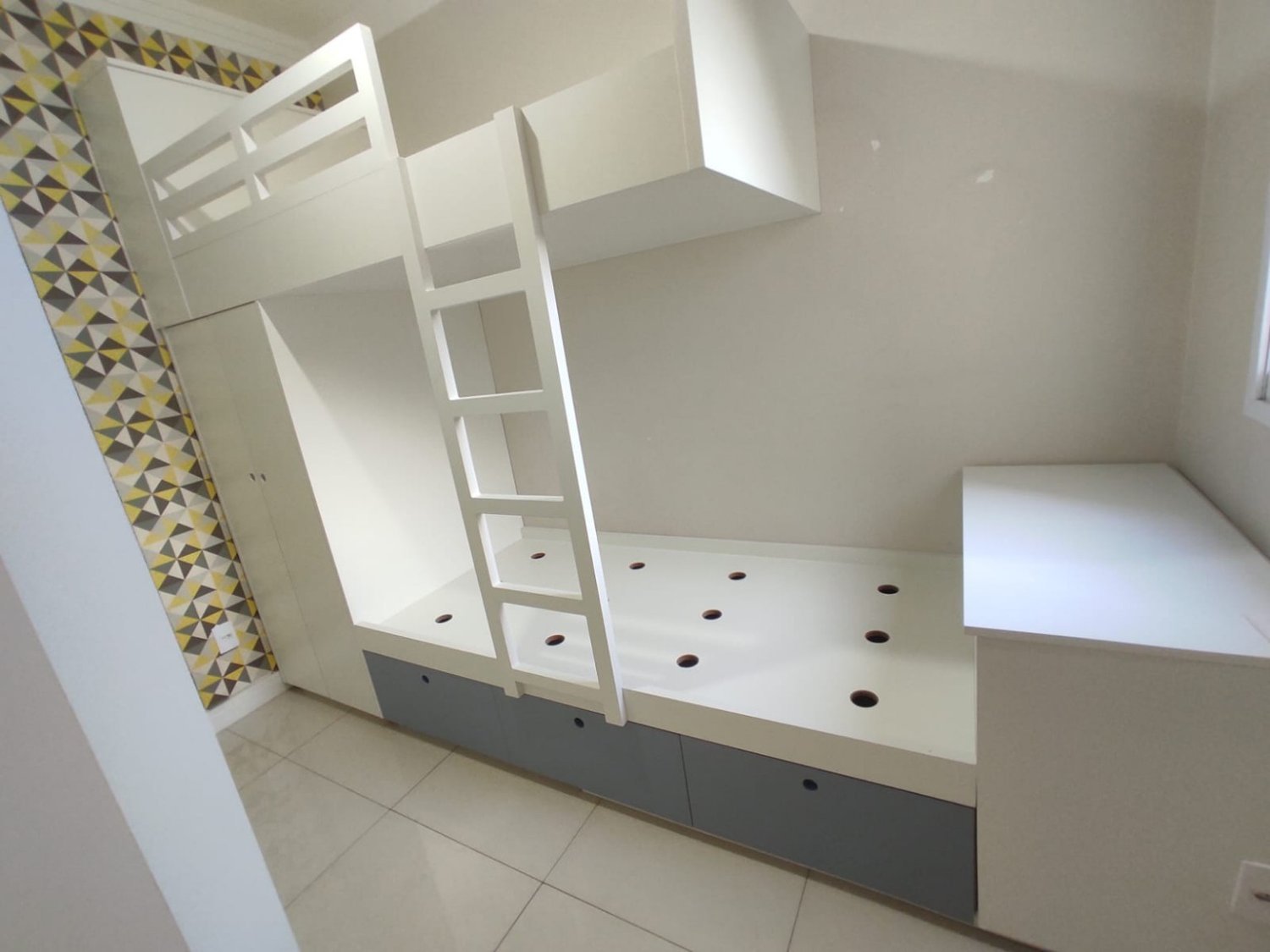 Beliche infantil planejado com escada e nichos