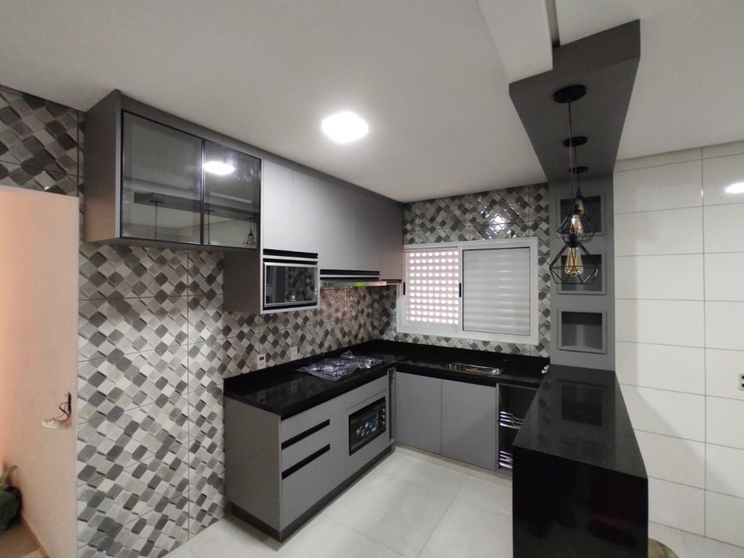 Cozinha planejada cinza com pedra preta